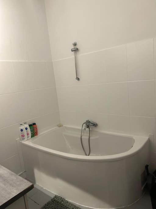 Superbe Appartement Avec Parking Gratuit 沃昂夫兰 外观 照片